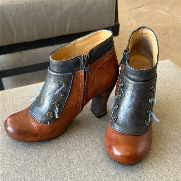 Gorgeous Gold Button Ankle Boots Made In Spain - Picture 1 of 8